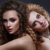 Девушки с вьющимися волосами
